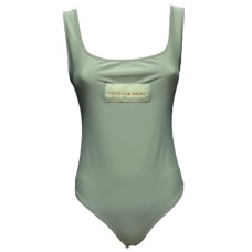 Giulia N body verde con logo nella parte anteriore