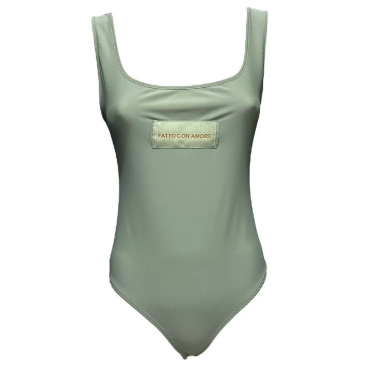 Giulia N body verde con logo nella parte anteriore