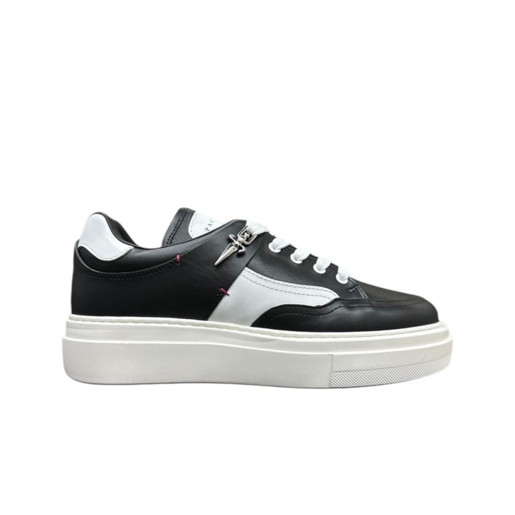 PACIOTTI SNEAKER IN LEATHER BLACK E WHITE CON LOGO PUGNALE IN METALLO 