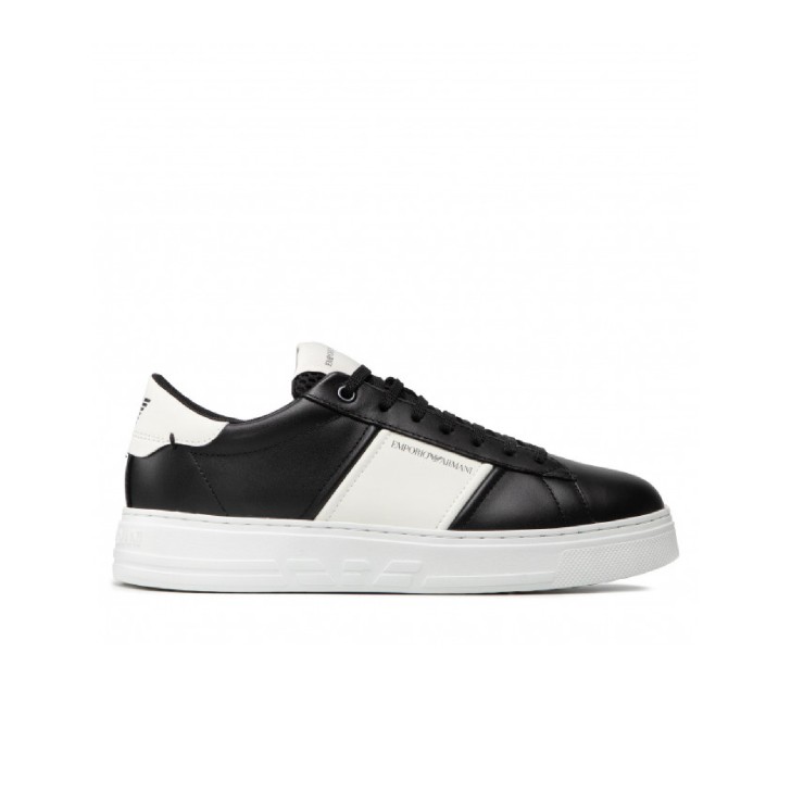 Emporio Armani Sneakers in pelle Nera con inserti a contrasto bianco ai lati e logo lettering