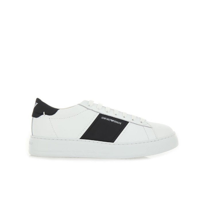 Emporio Armani Sneakers in pelle Bianca con inserti a contrasto nero ai lati e logo lettering